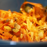 Cenoura salteada com manjericão e sementes de girassol
